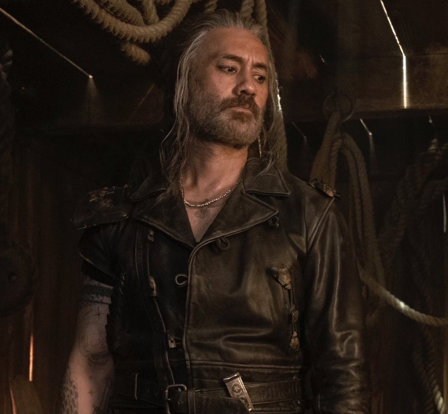 stebedonnet's tweet photo. how does Taika do the thing where he just transforms into Ed so effortlessly that Ed becomes a separate entity entirely from him??? because this is just Edward Teach right here baby!!! this is canon ed/modern au ed in the fucking flesh, no Taika to be FOUND!!! #ofmds2spoilers https://t.co/21TaI1VFQW