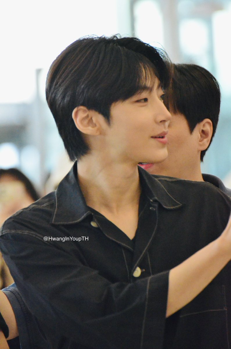 HwangInYoupTH's tweet photo. 🤍 เดินทางปลอดภัยนะ อินยอบ ขอบคุณที่มาหาพวกเรานะ 🇹🇭

#LetsMeetAgainHwangInYoup
#ThaiHiyilysLoveHwangInYoup

#Piaget #PiagetxHwangInYoup
#MaisonOfExtraleganza 

#ฮวังอินยอบ #HwangInYoup
#황인엽 https://t.co/pWNxjPaz5p