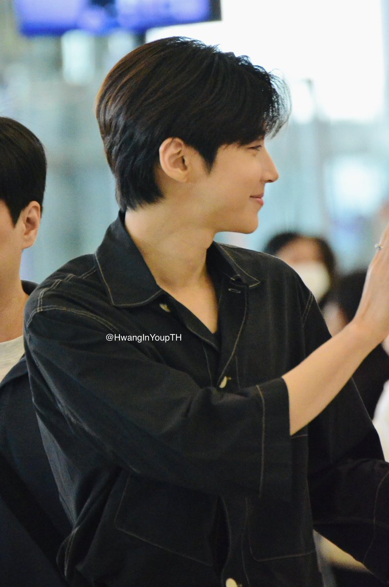 HwangInYoupTH's tweet photo. 🤍 เดินทางปลอดภัยนะ อินยอบ ขอบคุณที่มาหาพวกเรานะ 🇹🇭

#LetsMeetAgainHwangInYoup
#ThaiHiyilysLoveHwangInYoup

#Piaget #PiagetxHwangInYoup
#MaisonOfExtraleganza 

#ฮวังอินยอบ #HwangInYoup
#황인엽 https://t.co/pWNxjPaz5p