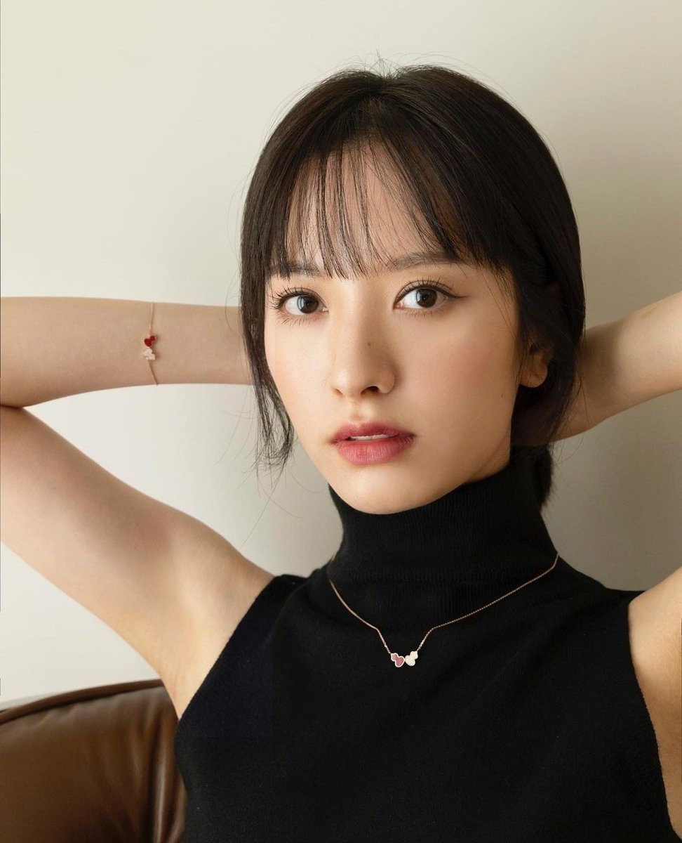 cosmosbona's tweet photo. GOOD DAY KIM BONA IS ALIVE AND PRETTY AS HELL SHE CAME TO SERVE AND GRACE THE WORLD YES. https://t.co/rnUb5AXLJQ