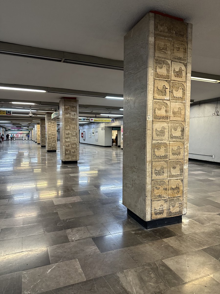 wonder_m_r's tweet image. Después de los icónicos adoquines del metro Etiopía no sabía de la existencia de estos patos grabados en las columnas y muros de mármol del metro Candelaria 🦆

Estos detalles dan identidad a la estación 🥲