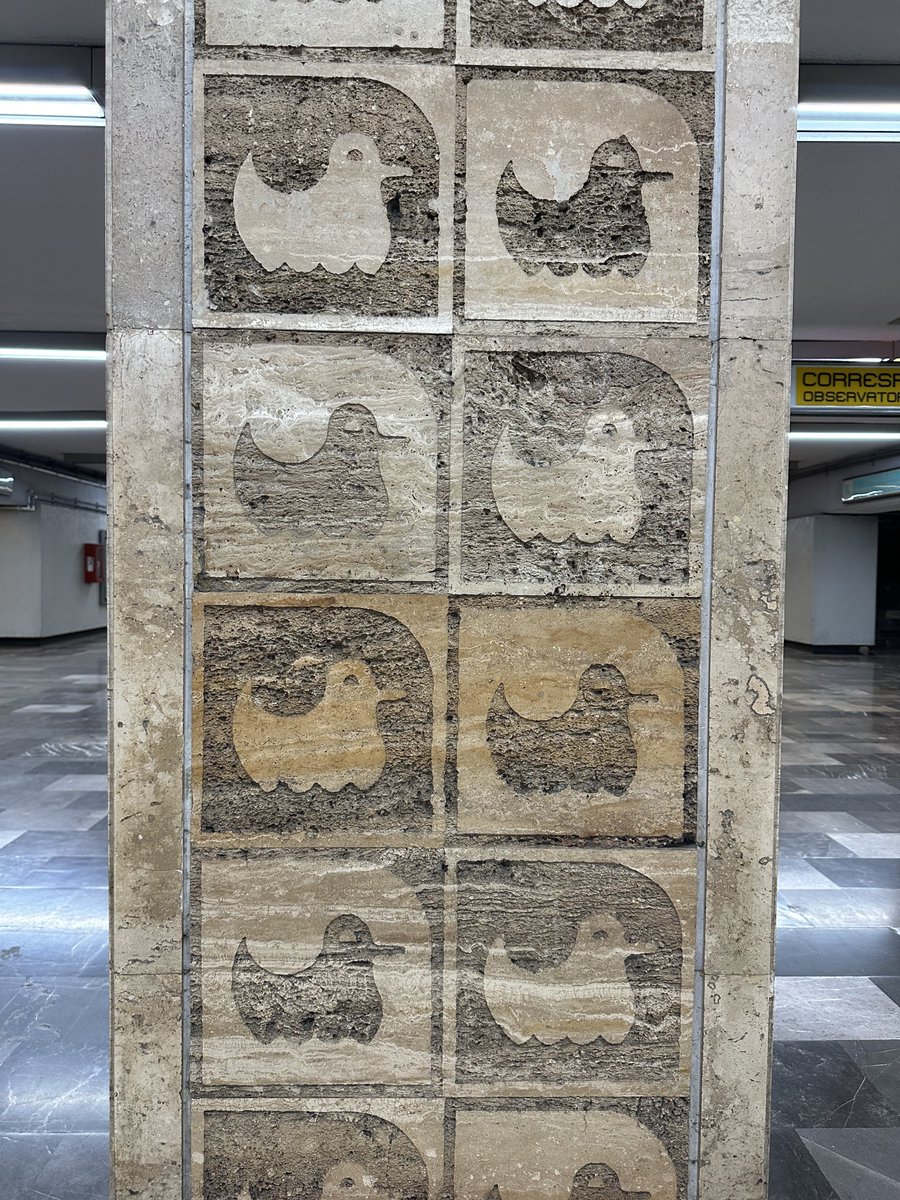 wonder_m_r's tweet image. Después de los icónicos adoquines del metro Etiopía no sabía de la existencia de estos patos grabados en las columnas y muros de mármol del metro Candelaria 🦆

Estos detalles dan identidad a la estación 🥲