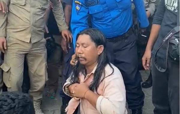 Kader Muhammadiyah Alumni <a href="/UMYogya/">UMY</a> Iswandi atau Awie ditahan oleh Polisi karena ikut membela penolakan relokasi warga Pulau Rempang Batam.

Keluarga Alumni Universitas Muhammadiyah Yogyakarta (KAUMY) langsung bergerak cepat dengan mengutus sejumlah advokat untuk mendampingi Awie.