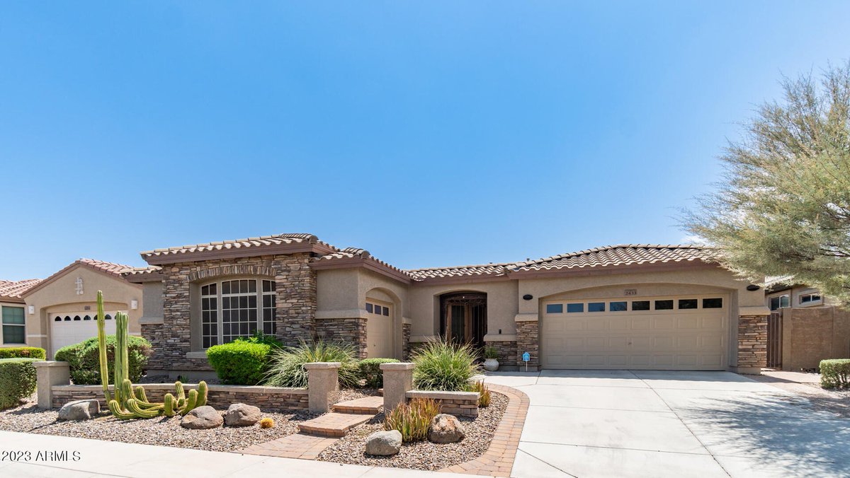 Beautiful Home in a Scenic Gated Community Up Next to the Mountains. carolroyseteam.com/listings/2433-… 
#Phoenix #Phoenixaz #Phoenixhomes #azrealestate #azhomes #homesweethome #carolroyseteam #carolhasthebuyers #yhsgr #YHSG #yourhomesoldrealty #yhsguaranteed #yourhomesoldguaranteed