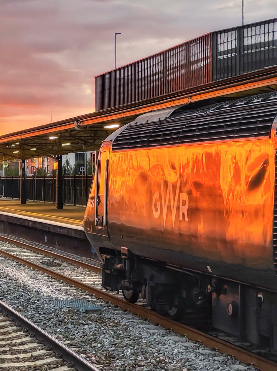Grumbrela's tweet photo. Morning glow.

📍Taunton #Railway Station, #Somerset

#MorningMotivation #sunrise #beautiful #railways #train #trains #transport #hst #class255 #gwr #photo #photograghy https://t.co/NhYwMT54W5