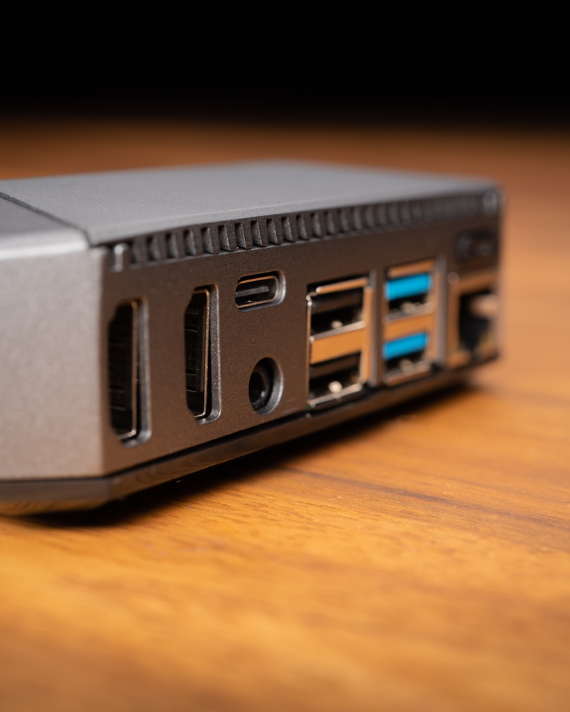 CoreElecAU's tweet photo. Elevate your Pis style and maintain optimal temperatures with the #ArgonOne V2 case for #RaspberryPi 4. Sleek design, superior passive cooling, and an in-built fan. The cherry on top is the included daughter board that expands both HDMI ports to full size. https://t.co/grXI39vixO https://t.co/d5813HwfX3