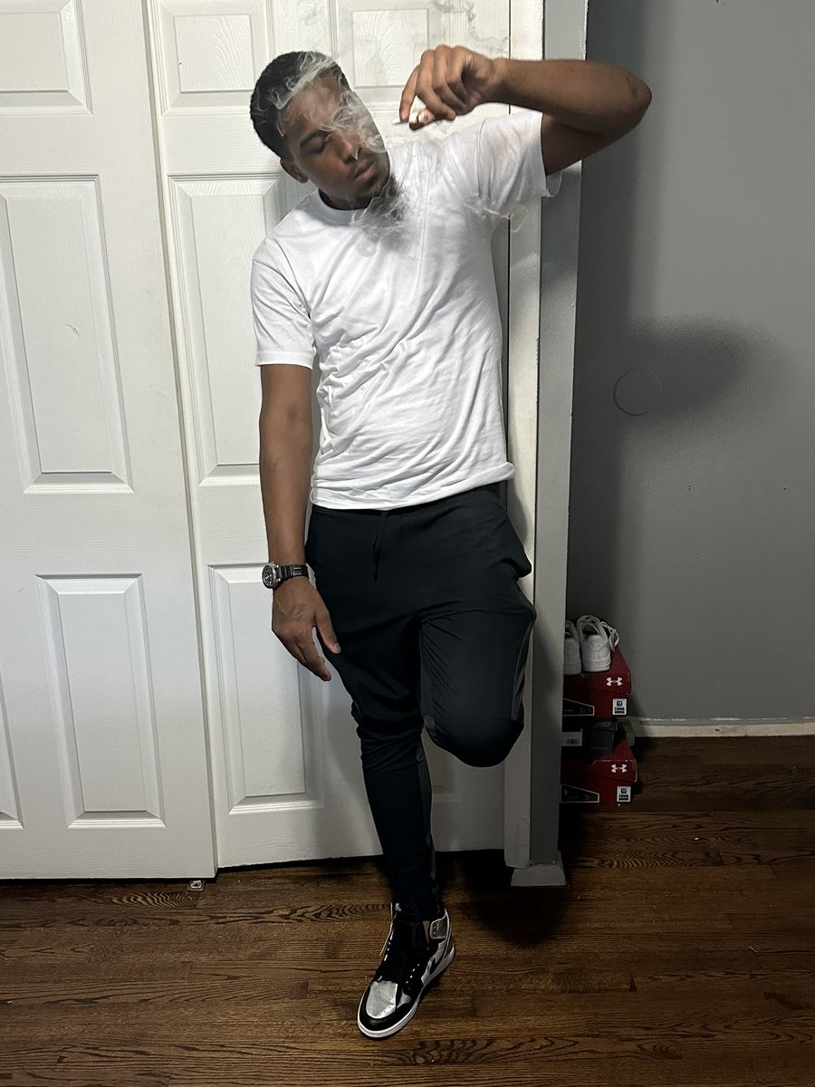 lor_Nell's tweet image. I Know You Niggas Thought I Wasn’t Coming Home🔐 We’ll Guess What Bitch I’m Home 😈 #5evaDaGuys💚 ##FreeDaGang⚔️