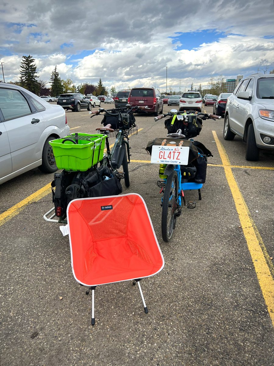 gregglatz's tweet photo. “I’ll wait in the car while you shop” #yegbike #ridebikes #bikelife #bikeeverywhere #pedalpower #surlybigeasy #surlybikes #thedudeabides #ebike #cargobike #bosch #cargobikes #bluebird #longjohn #bullitt #larryvsharry https://t.co/ZI42ZvR9WW