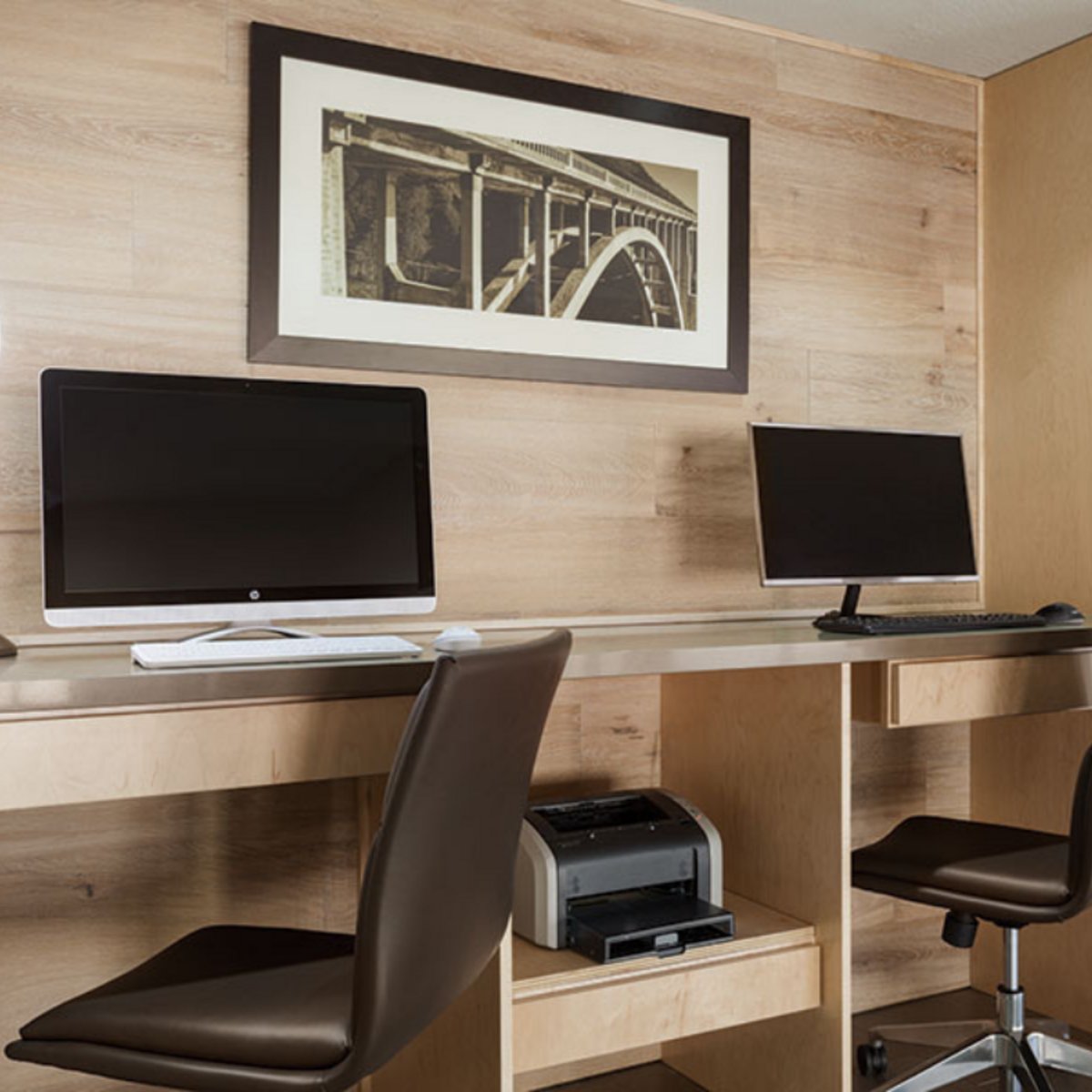 CountryInnBKCA's tweet photo. If you require a peaceful environment to complete some work, our on-site #businesscenter is ideal. Our high-speed internet and spacious monitors make completing your tasks efficient and fast. Visit https://t.co/ufS2xf8FUz to explore other property features. https://t.co/5wWl7030Ta