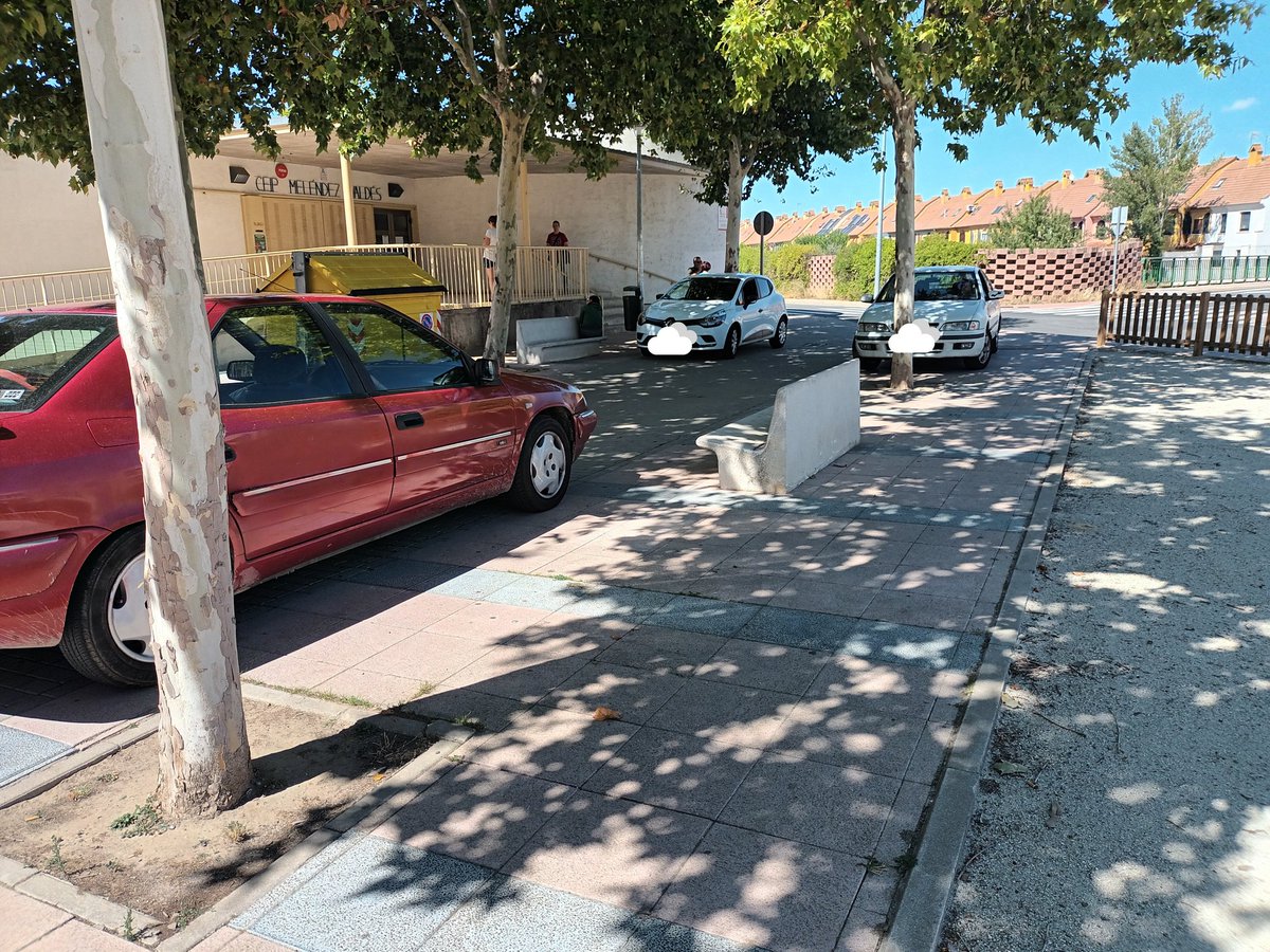 JLasoC's tweet photo. Leo este artículo de @Salamanca__hoy,  veo la calle peatonal donde se ubica la puerta del colegio de mis hijos, en el #zurguén y pienso ¿Qué sucede aquí @aytoSalamanca ? ¿Los barrios no cuentan? https://t.co/O5NvuqYFoK
