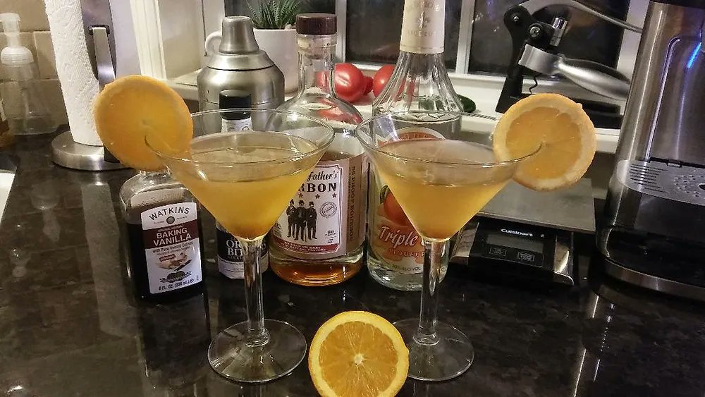 I'm Kenny The Bartender & tomorrow is National Cream Filled Donut Day so I'm mixing up the Grumpy Dingo Radio Bourbon Creamsicle.  Feel free to dunk your donut in this... #cocktails #GrumpyDingoRadio
buff.ly/3bVzneI