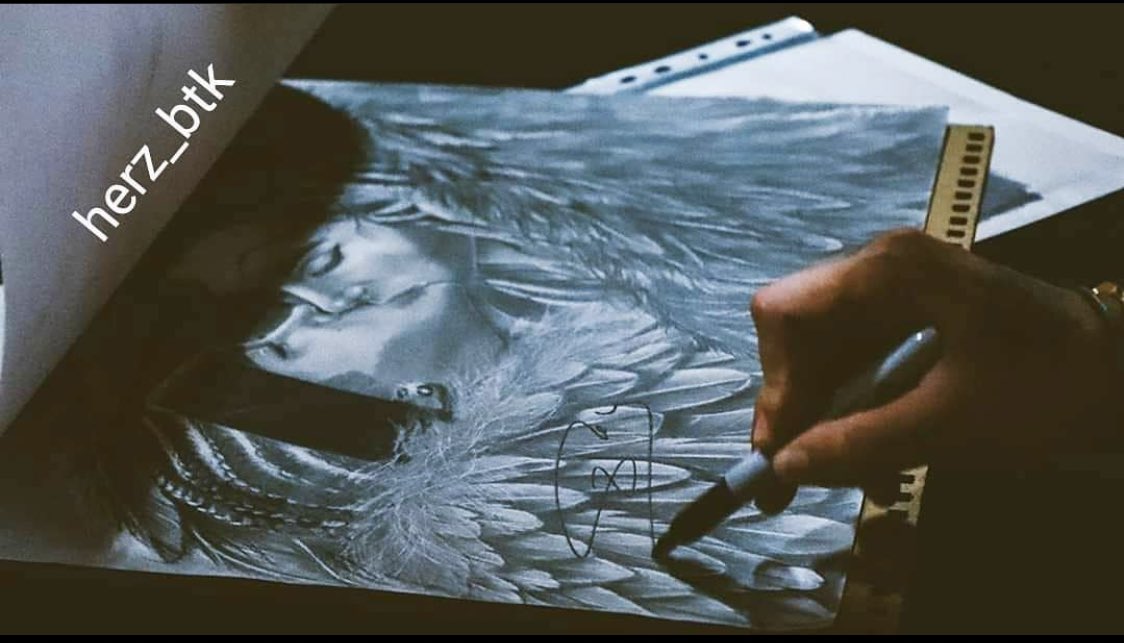 THfacts483's tweet photo. Herz es la artista de esta bella otra que además le dio a firmar a los gemelos. El momento fue captado y aquí les muestro los videos, sacado del perfil de insta: Herz_btk https://t.co/UhBR4doEay