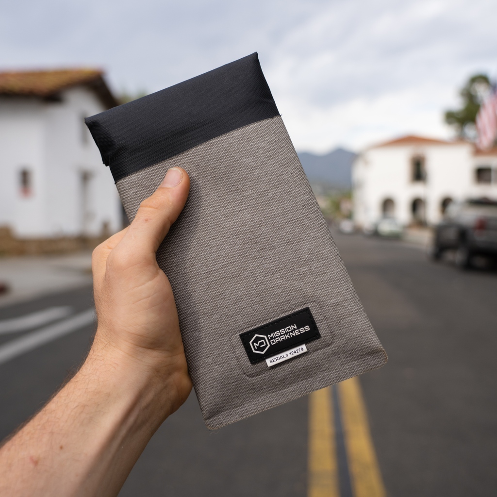 MissionDarkness's tweet image. 📱 Amidst the urban hustle, stand out by guarding what&apos;s yours. The Dry Shield Phone Sleeve not only sets your style apart but keeps your data shielded from prying eyes and rogue signals. Walk tall, be the difference. 🏙️ #MissionDarkness #StayProtected #DataGuard