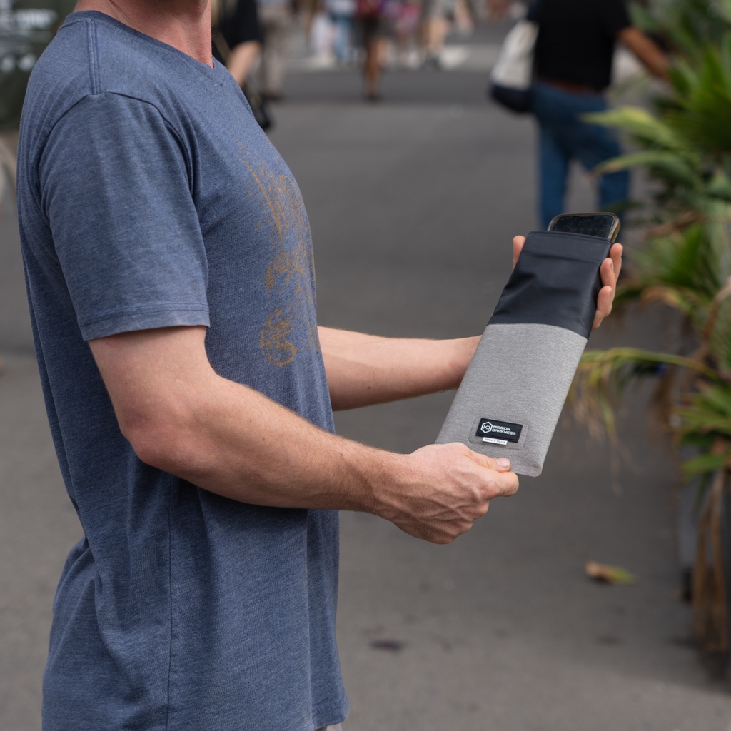 MissionDarkness's tweet image. 📱 Amidst the urban hustle, stand out by guarding what&apos;s yours. The Dry Shield Phone Sleeve not only sets your style apart but keeps your data shielded from prying eyes and rogue signals. Walk tall, be the difference. 🏙️ #MissionDarkness #StayProtected #DataGuard