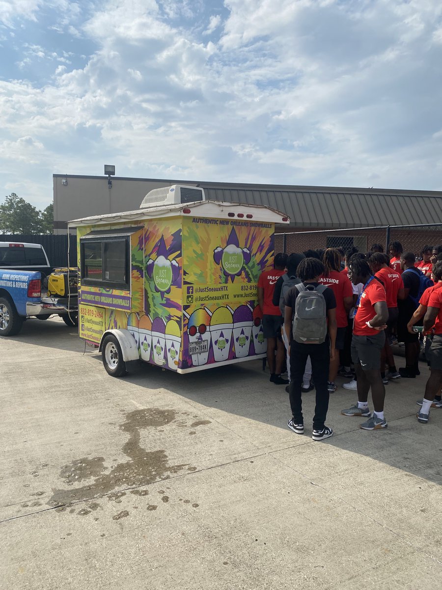 NSNationFB's tweet photo. Special thanks to #JustSneauxHTX and @coachdeetz for coming out after practice today‼️
#eastside https://t.co/hmPXkwIo5l