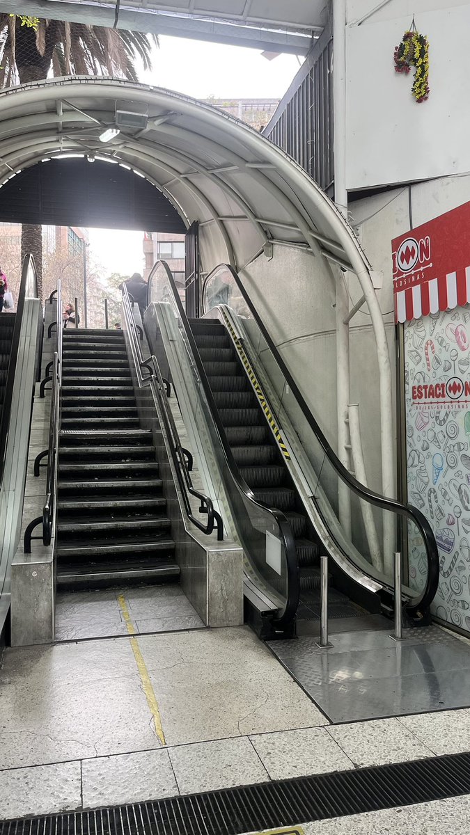 C4pi_'s tweet photo. Abrázame hasta que las escaleras del paseo Las Palmas vuelvan a funcionar ❤️‍🩹 https://t.co/NOXIyxx3k0