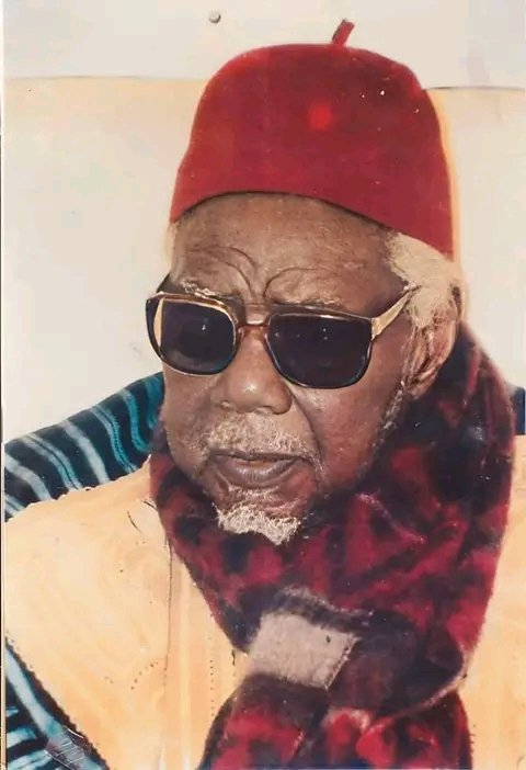 Mame Abdou Aziz Sy Dabakh , l’homme sociable, pacifique, courtois, et très humble. Le détenteur de hauts degrés de sainteté, le pôle parfait et secours de son temps. Ces discours de vérité sont toujours d’actualité. Yalla naniouko yalla Fayal🤍🙏🏾
#14septembre💔