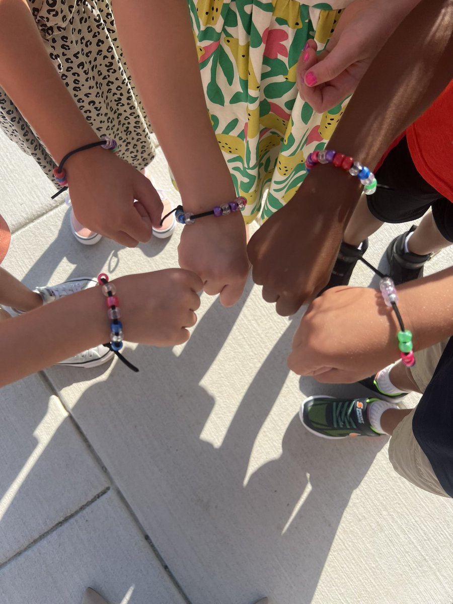 SheilaAnnNorris's tweet photo. Our bracelets changed colors! It’s going to be a magical year! @HillsmereESAACP #Kindergarten https://t.co/TJWUkGFOQF