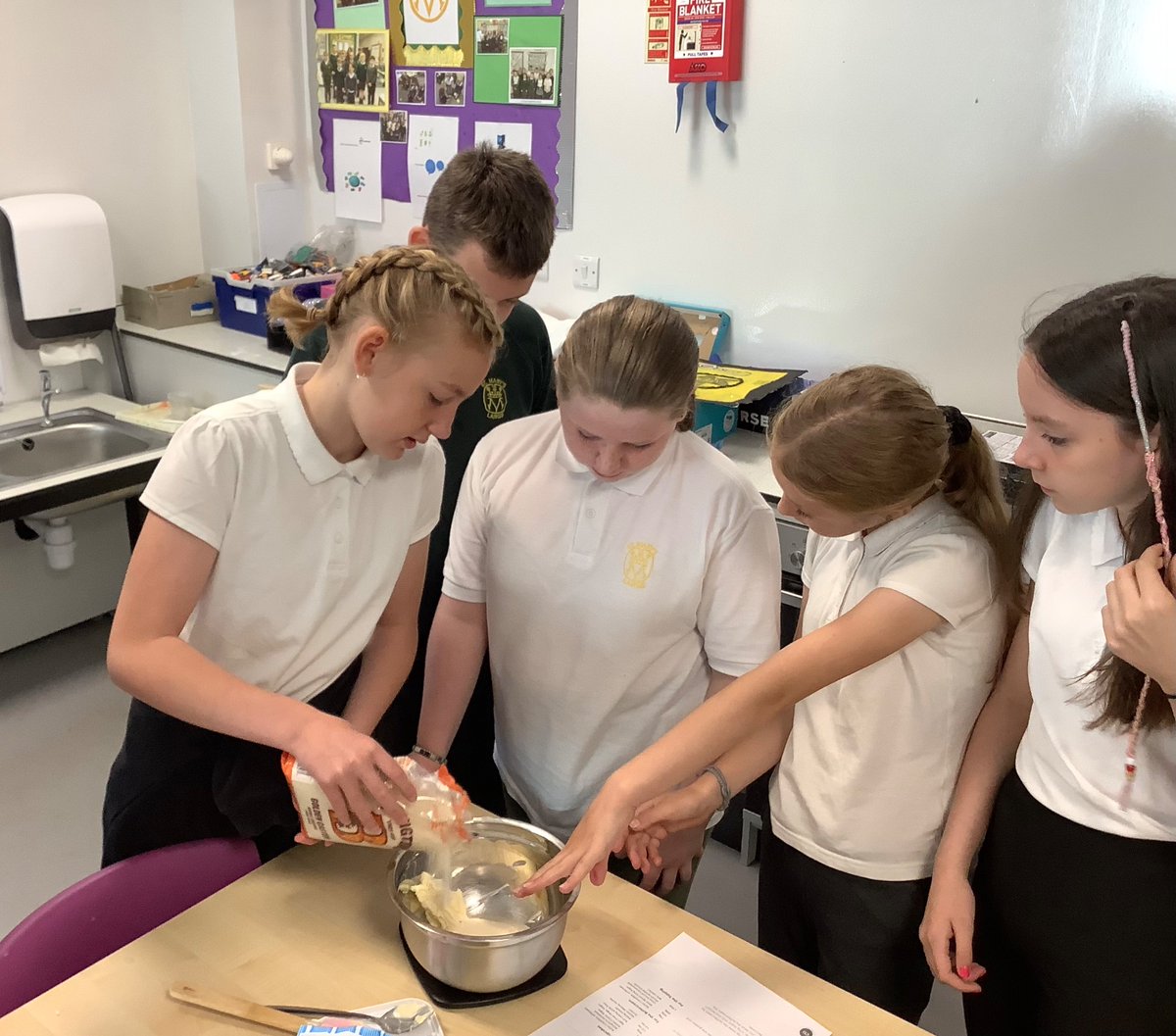 StMarysLargs's tweet photo. Miss C’s class had fun baking tasty cupcakes, which they then wrote wonderful procedural texts about! It was a great way to explore adverbs in a real-life context, and a treat to reward super writing! 🌟
#LiteracyAcrossLearning #RRS #Article28 #Articl29 #Article31 @AliAllan_PLL https://t.co/lNjjjSzsaG