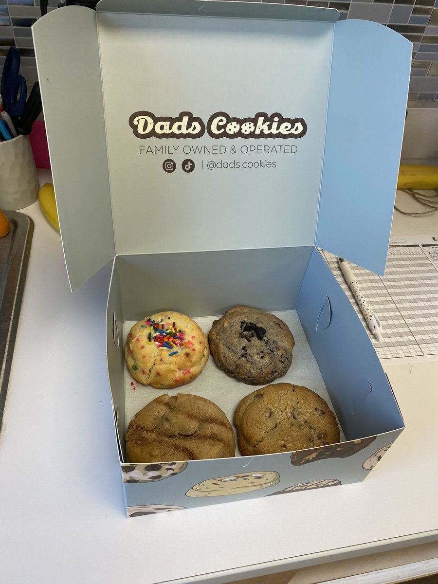 Kristah_37's tweet photo. 3 out of 4 were AMAZING! Perks of being in Fresno! #dadscookies https://t.co/jnMOVIZYIz
