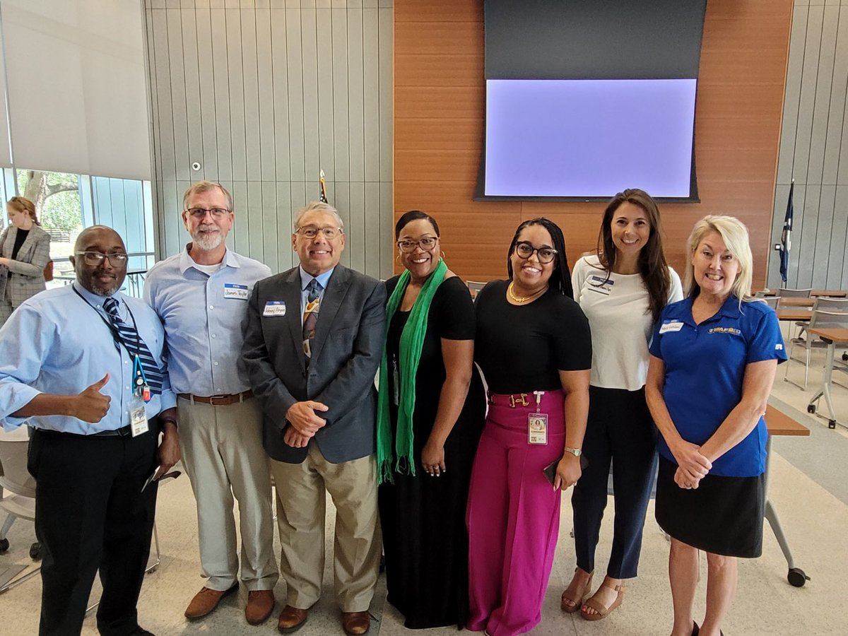 CRPCLA's tweet photo. Our TDM program, Commuter Krewe just hosted their Third Annual Commuter Krewe Luncheon this evening! 

We are so glad that large companies and citizens of the capital region had the opportunity to hear about all that Commuter Krewe has to offer! #TryItYoullLikeIt #CommuterKreweLA https://t.co/BUeO4EJ1j9