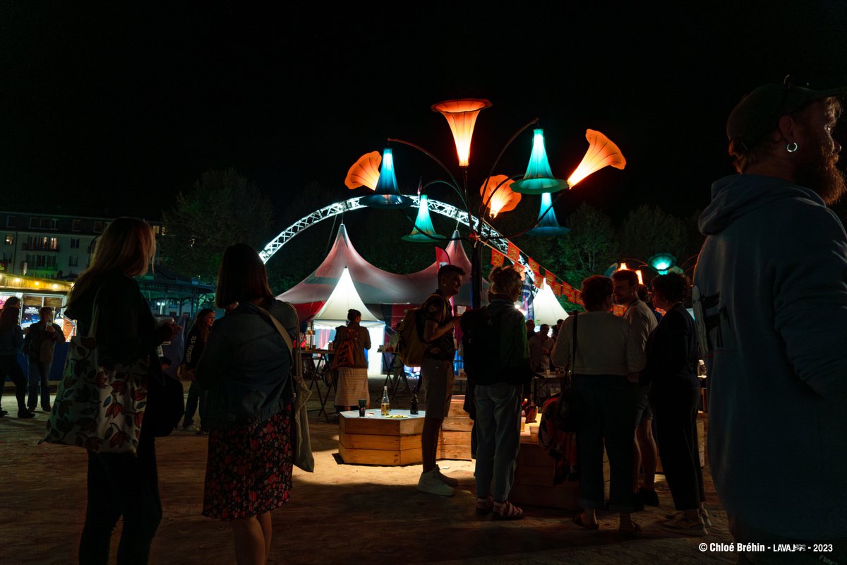 Laval_la_Ville's tweet photo. [LE CHAINON MANQUANT] Théâtre, danse, arts du cirque, arts de la rue… La 32e édition du @ChainonFestival bat son plein !
Jusqu'à dimanche, retrouvez plus de 70 spectacles pour tous les âges et pour tous les goûts. 🎭🎵
👉 Programme et réservation sur  https://t.co/029QCgcwjg https://t.co/BRrlXGr0TY