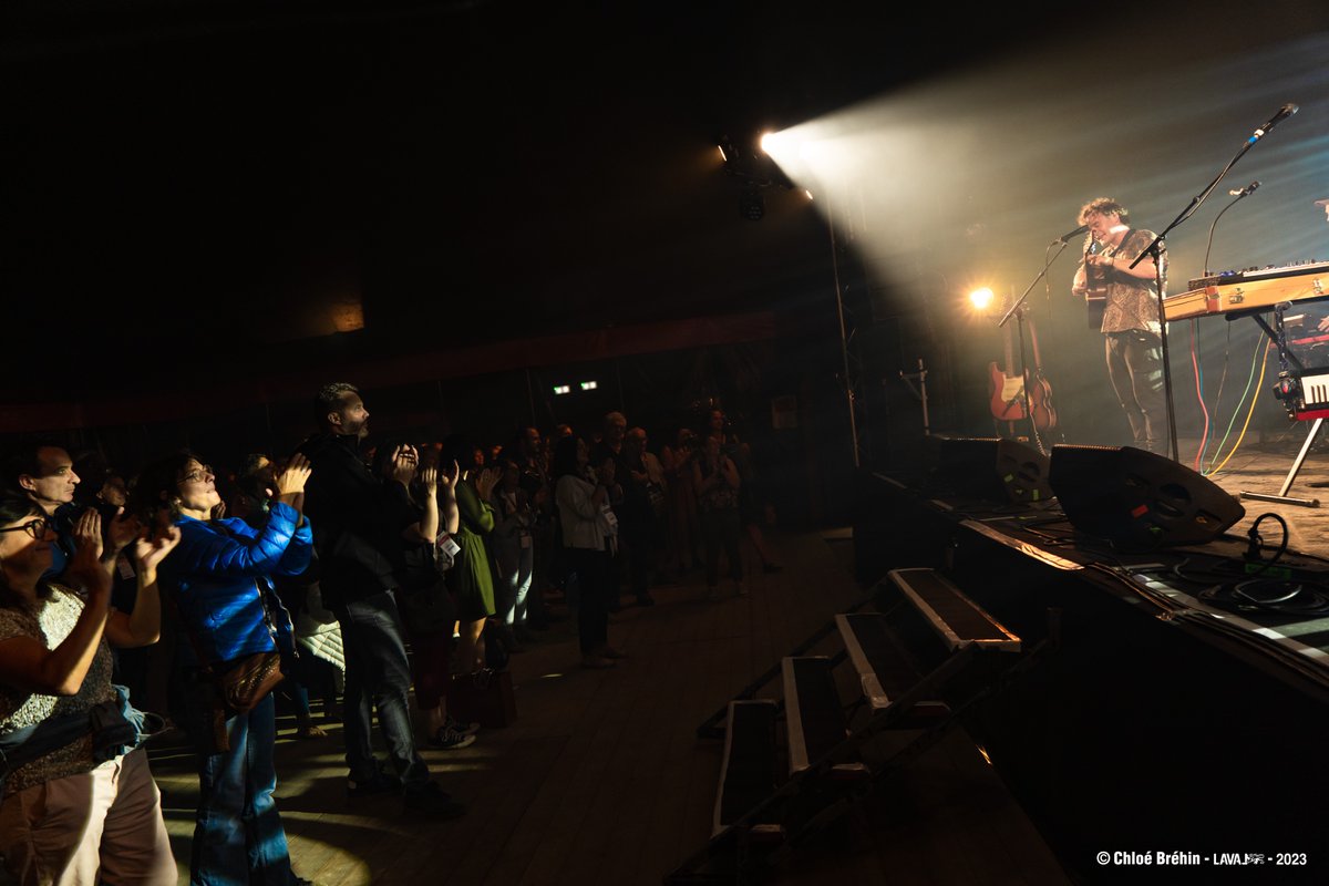 Laval_la_Ville's tweet photo. [LE CHAINON MANQUANT] Théâtre, danse, arts du cirque, arts de la rue… La 32e édition du @ChainonFestival bat son plein !
Jusqu'à dimanche, retrouvez plus de 70 spectacles pour tous les âges et pour tous les goûts. 🎭🎵
👉 Programme et réservation sur  https://t.co/029QCgcwjg https://t.co/BRrlXGr0TY