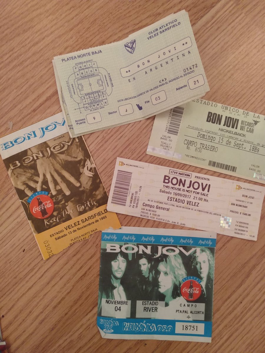 CeciBati's tweet photo. Creo que solo me falta la de 1995... ¿Cuando vuelven? @BonJovi  #bonjovienargentina https://t.co/DG8mSCq9Yw