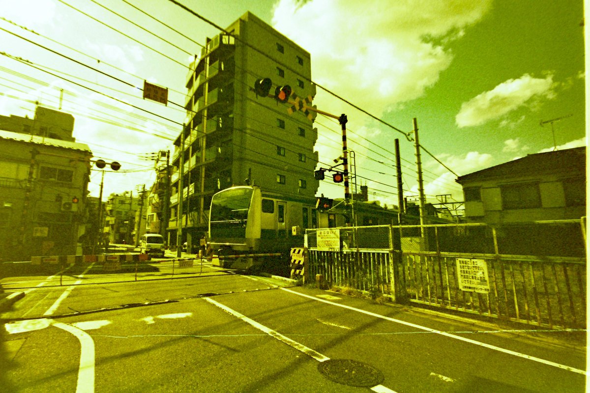 hiiragisanaka's tweet photo. 踏切
#期限切れフィルム #KodakE100 2014年期限
#クロス自家現像
#BessaL #SuperWideHeliar15mm https://t.co/AKtCbhrgcW
