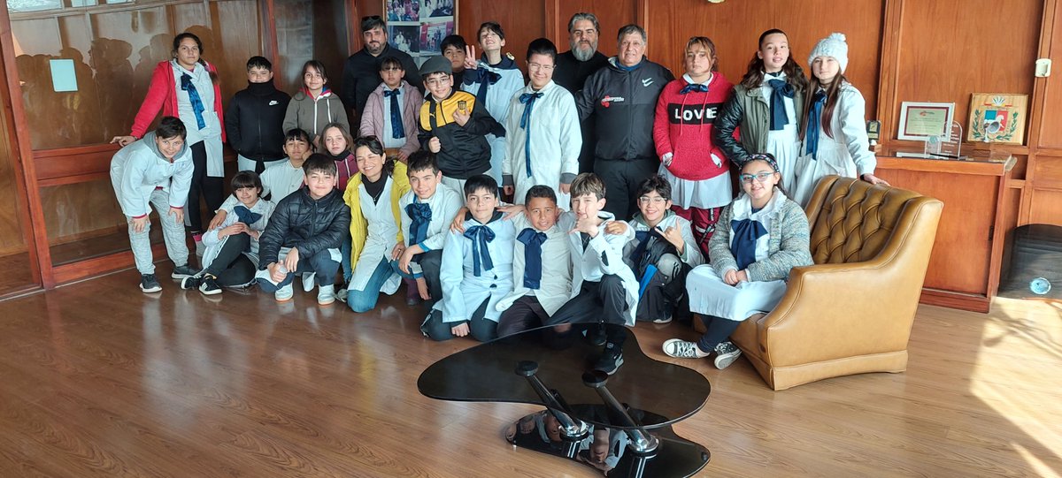 HERMOSA LA VISITA DE LOS ALUMNOS DE LA ESCUELA 235 DE LAS PIEDRAS + CAROLINA Y ANDRES MAESTROS COMUNITARIOS A LA RADIO 1470 AM RADIO CRISTAL HACEMOS PERIODISMO EN  📻