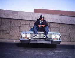 <a href="/FreestyleMemes2/">Freestyle Memes Series</a> El jefe tribal eazy E mostrando un ejemplar de un Impala recien cazado para alimentar a toda su tribu