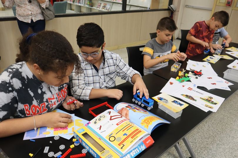 Invitamos a todos los niños a participar en nuestro Creadores de Hialeah: reacción en cadena de Lego en la biblioteca JFK este jueves 14 de septiembre a las 5:30 pm.  Para más información llame: 305-821-2700 ext. 227.
