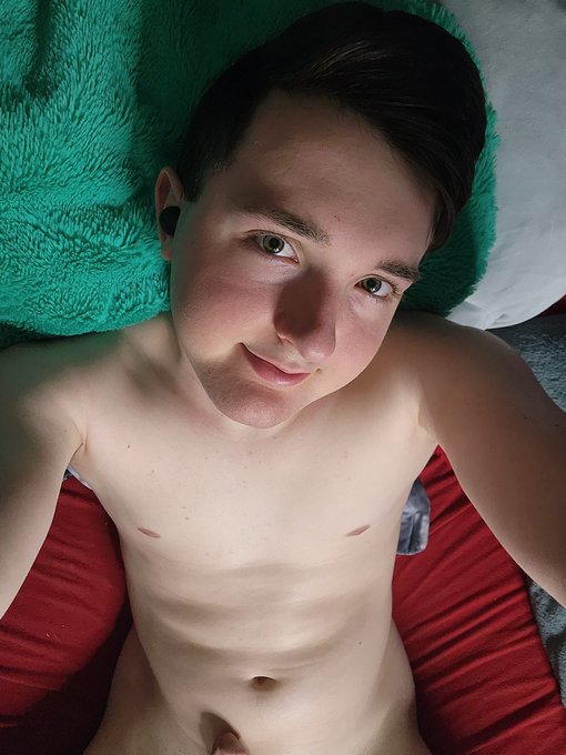 Hey guys I'm now live on chaturbate https://t.co/SPPj29Jlc0