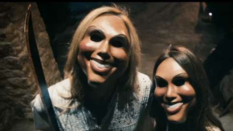 Man, las caras de esas doctoras barbies nio parecen máscaras de the purge