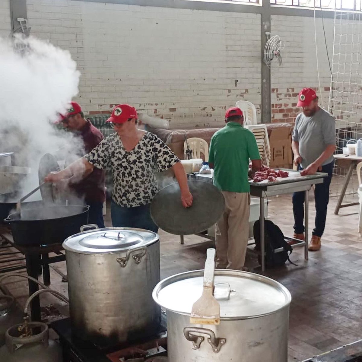 choquei's tweet photo. 🚨BRASIL: MST já distribuiu mais de 12 mil marmitas para as vítimas das enchentes no Rio Grande do Sul. https://t.co/PDm8cGvuls