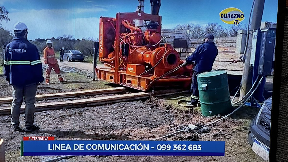 #Durazno #agua #crisis Se detuvo el bombeo de agua a la ciudad de Durazno porque la bomba que lo hacía está dando problemas. Ahora OSE realizará la maniobra de conectar la bomba de gran porte que trajo esta mañana. Regularán el caudal porque se trata de un equipo muy potente.
