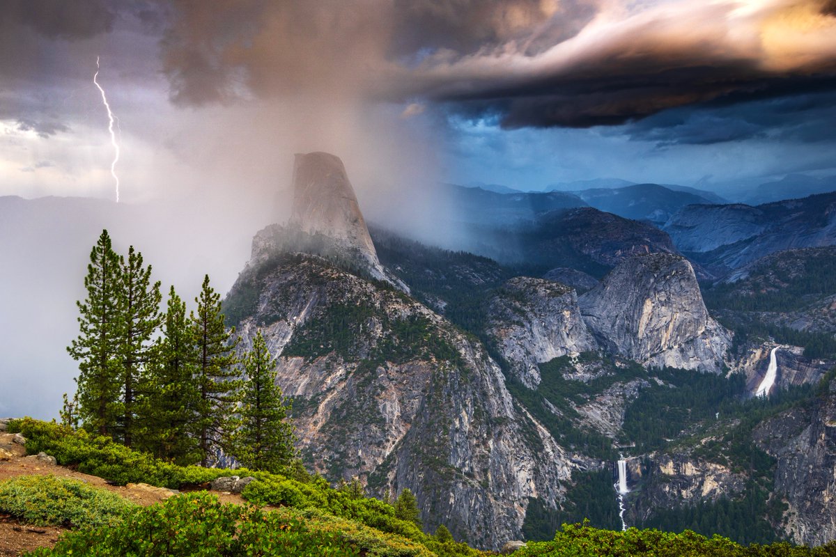 Pretty hard to beat waterfalls and lightning in the same shot #CAwx @YosemiteNPS