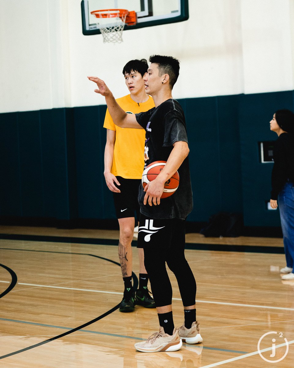 Learning from a legend 🙏 This past weekend, our very own @mongolshark and Barry Wang had the opportunity to go through a workout with former NBA star Jeremy Lin! Thank you to @AMAZNHQPranav for making this happen! 📸: @AMAZNHQPranav, @_JordanJimenez + Poto Projects #USFDons