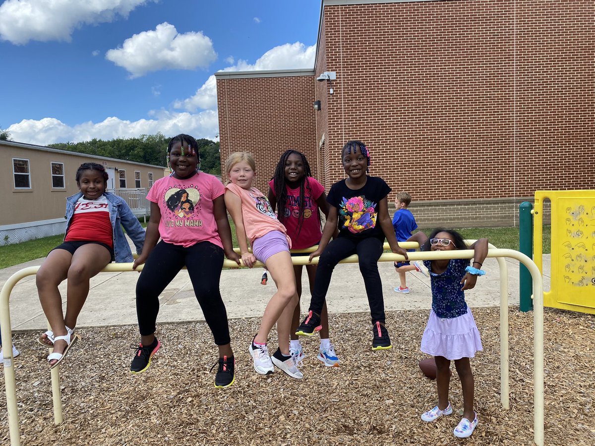 “Ms. Nicosia, can you take our picture?” Love my 3rd graders!!! 🥰 <a href="/VincentFarmBCPS/">VincentFarmBCPS</a>