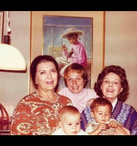 cinemexicano_mx's tweet photo. #FotoDeOro🌺
#CinefilosDeOro, aquí una fotografía donde vemos a Gloria Marín y asu gran amiga Libertad Lamarque, en una reunión en la casa de la señora Xiomara Méndez en 1976.👏❤️

#CineDeOro #CineMexicano #EpocaDorada #NuestroCine #GloriaMarin #LibertadLamarque https://t.co/krEQJKNQ4N