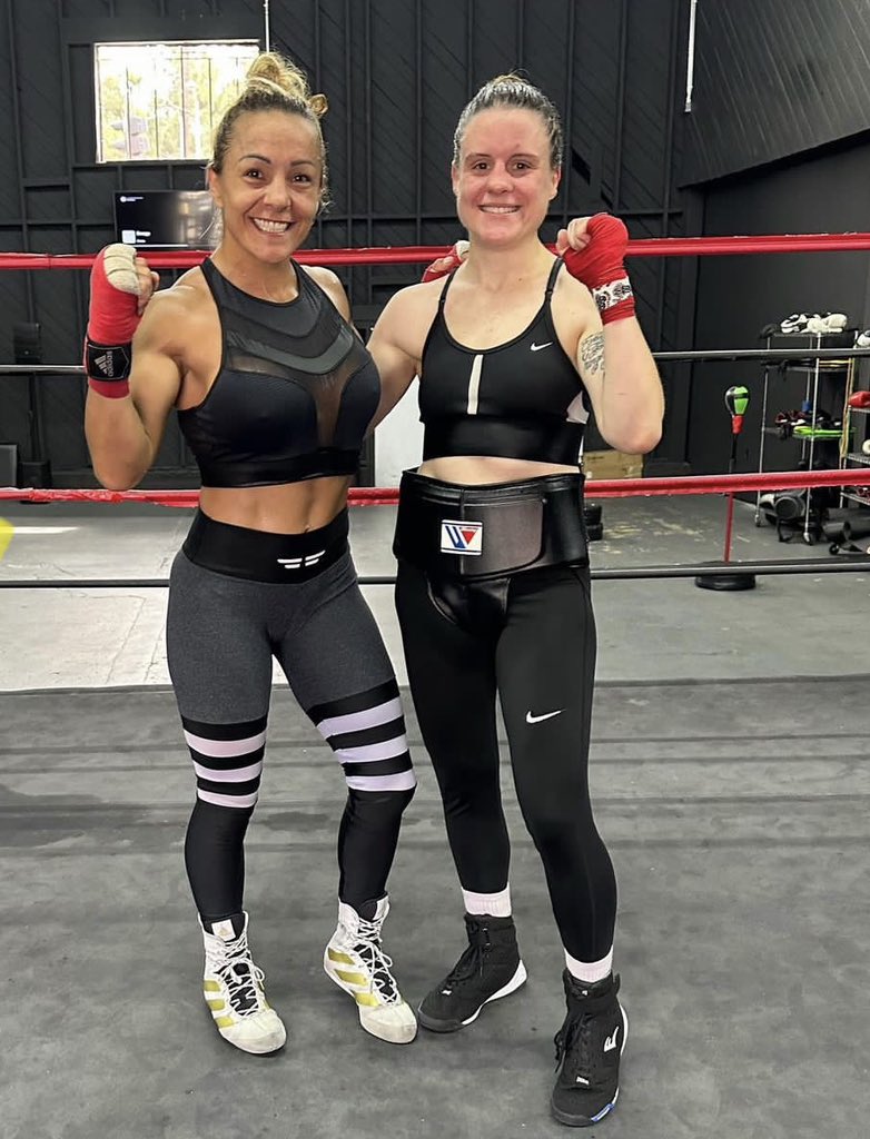 BoxingMBeauty's tweet photo. Los Angeles’ 2023 @bbrawlersboxing contender Courtney Hayes getting work in with Argentina’s 2 division world champ @latutibopp who fights out of Paramount, CA https://t.co/iEyJPriz8D