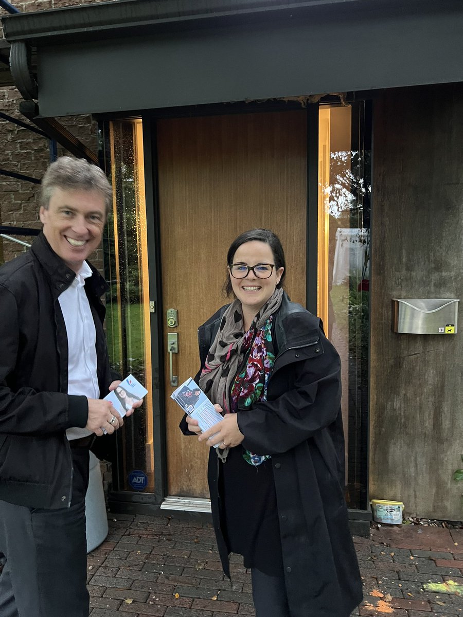 Porte-à-porte dans #JeanTalon avec notre excellente candidate @EliseAvardBPLQ et @marc_tanguay. Toujours un plaisir d’aller à votre rencontre! @LiberalQuebec