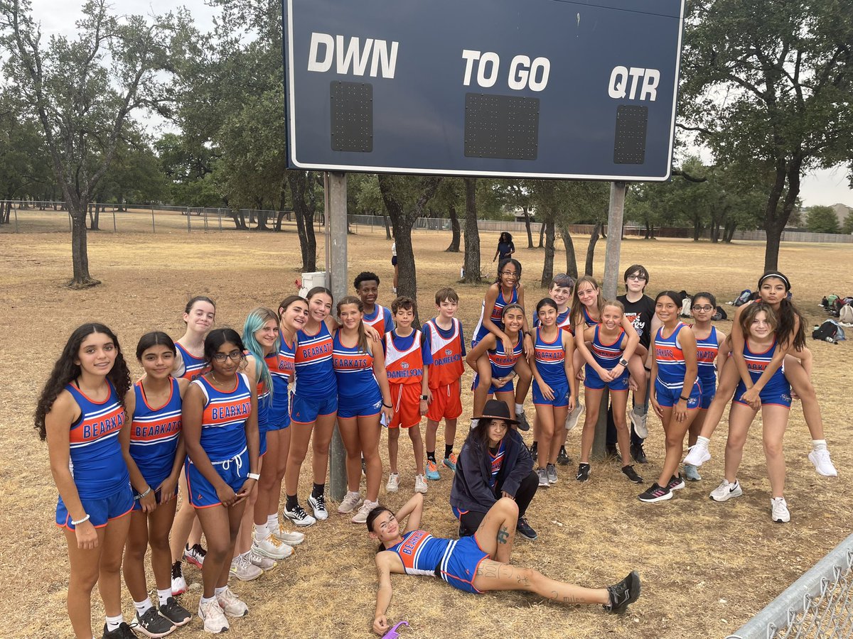 DanielsonMiddle's tweet photo. 💙👟Cross Country Kats👟🧡 #LiveSDMS https://t.co/ZWLzypiTap