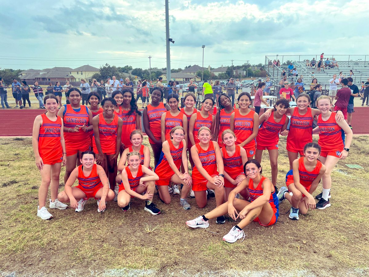 DanielsonMiddle's tweet photo. 💙👟Cross Country Kats👟🧡 #LiveSDMS https://t.co/ZWLzypiTap