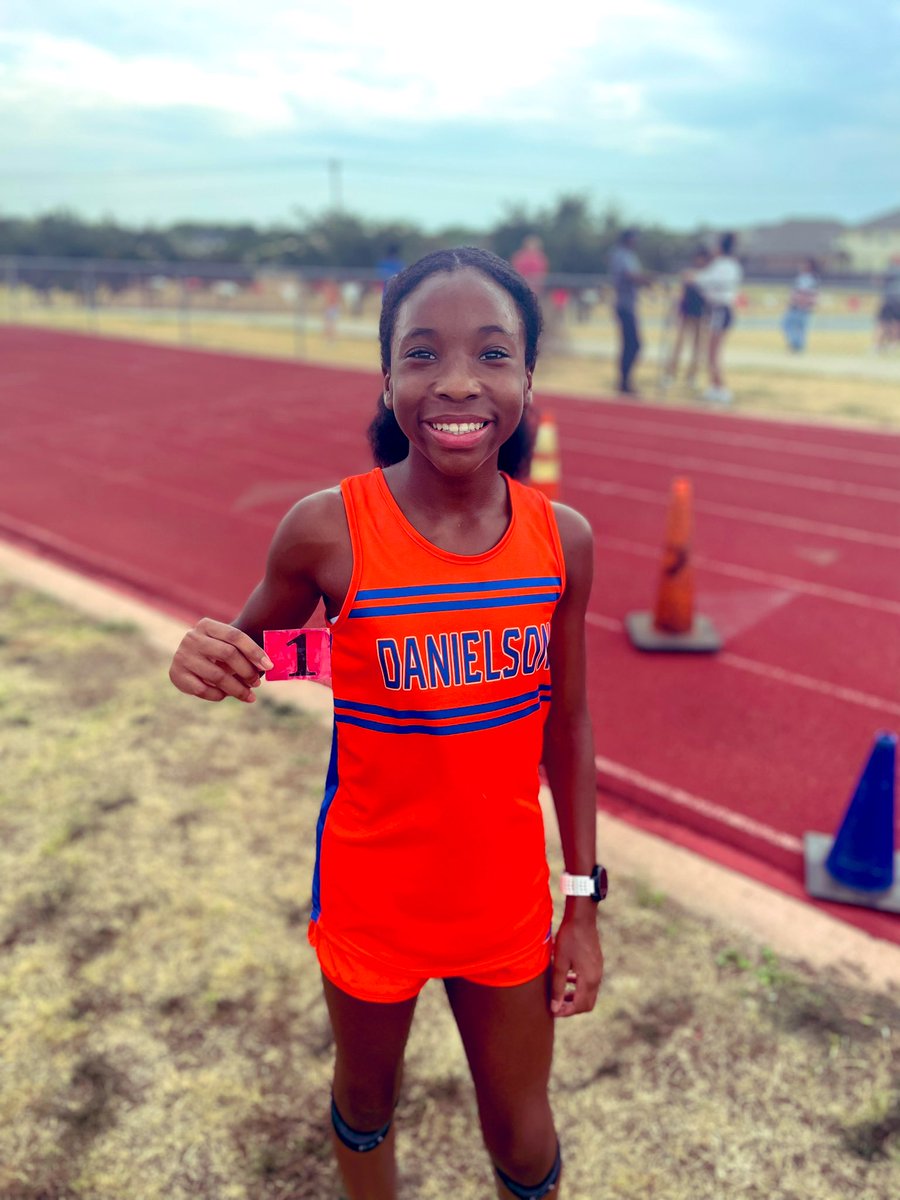 DanielsonMiddle's tweet photo. 💙👟Cross Country Kats👟🧡 #LiveSDMS https://t.co/ZWLzypiTap