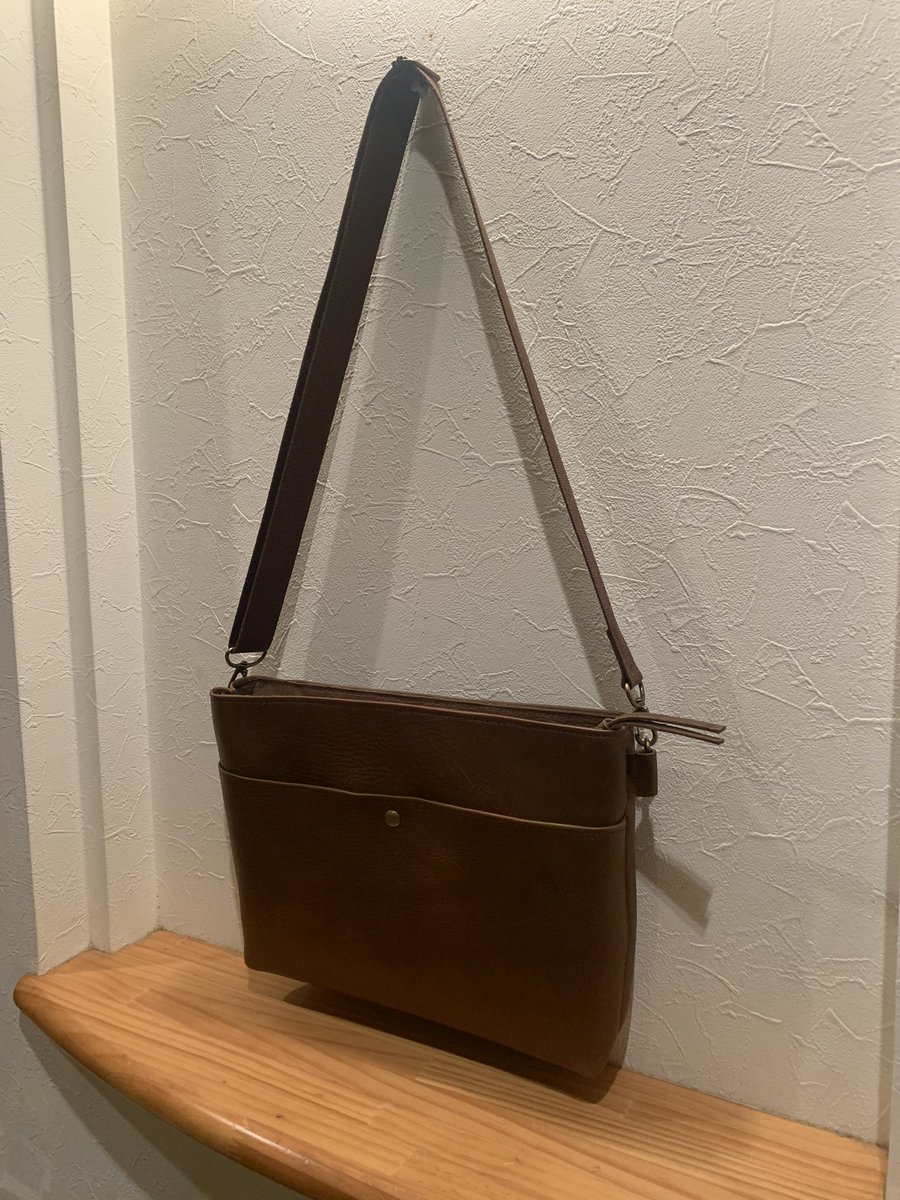 mini35's tweet photo. ショルダーバッグ02
A4サイズで容量も充分。

#レザークラフト
#ものづくり
#iPadサイズ https://t.co/SQQ3zqYzdK