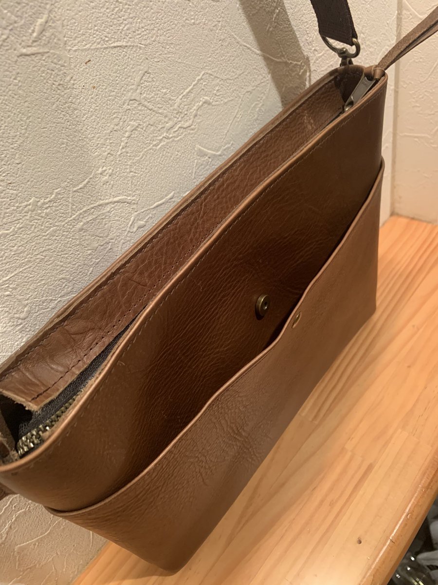 mini35's tweet photo. ショルダーバッグ02
A4サイズで容量も充分。

#レザークラフト
#ものづくり
#iPadサイズ https://t.co/SQQ3zqYzdK