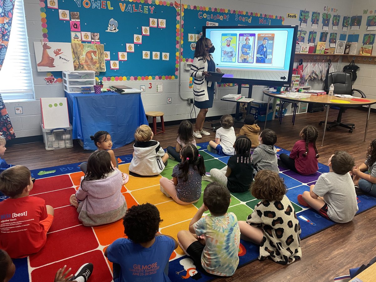 ford_kford's tweet photo. Kindergarten classes ⁦@BESBartlett⁩ working on decoding and using labels to add to comprehension in reading the story! ⁦@FieldsFoxes⁩ #NoPlaceIdRatherB https://t.co/VJmI1BFxSs