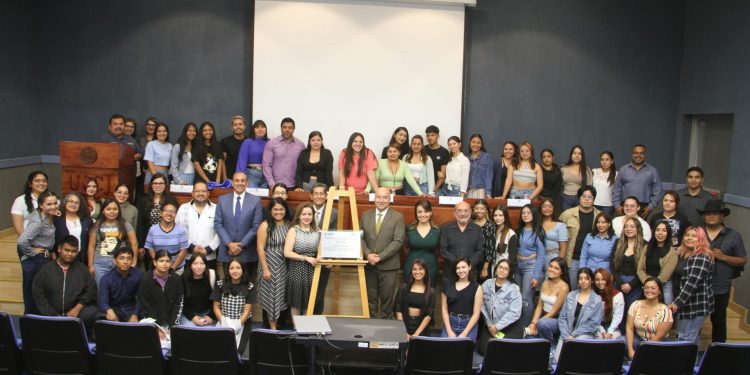 Ceppemexico's tweet photo. Se entregó hoy al Mtro. Juan Ignacio Camargo Nassar, Rector de la @UACJmx los reconocimientos de #acreditación de la Lic. en Educación de la DMCU y DNCG así como de reacreditación del ICSA ¡Felicidades a toda la comunidad por su compromiso por la calidad educativa!
#UACJ
#CEPPE https://t.co/vuWWMmT46T