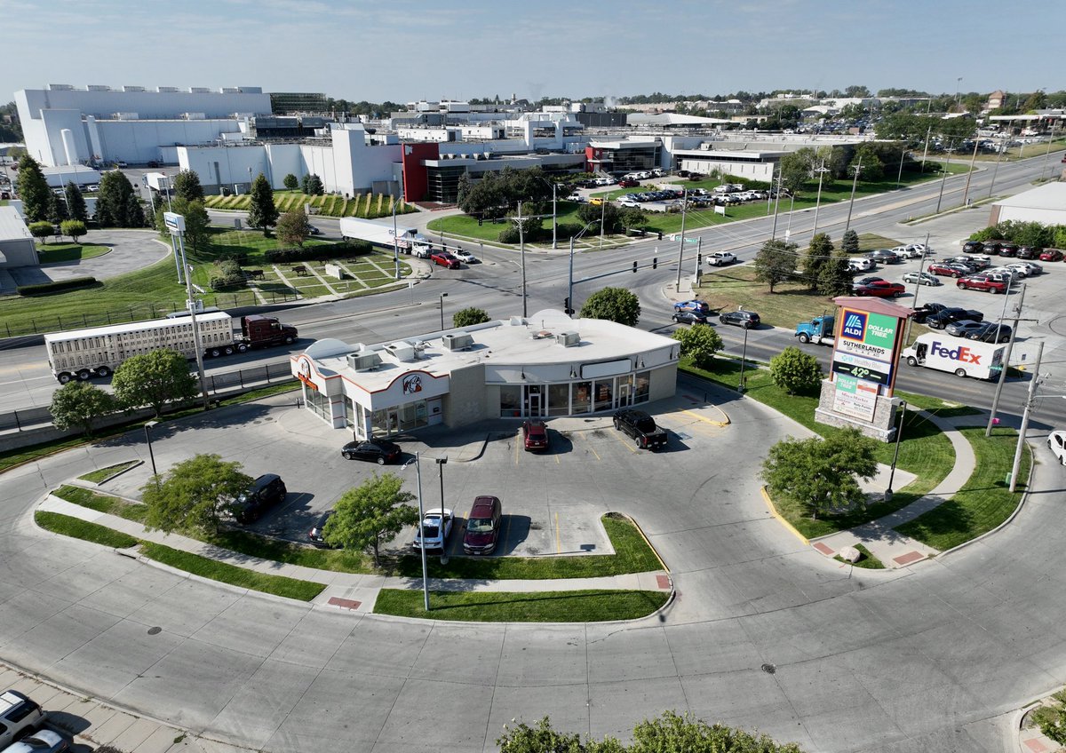 BrokerBoomerLNK's tweet image. Man this bad boy was pretty today! This location is #1 in sales nationally for Little Caesars, after our site visit today you could see why. 9:30am and they had some BIG orders they were starting on. Excited to get this one to the finish line for my clients!

#CRE #NetLease
